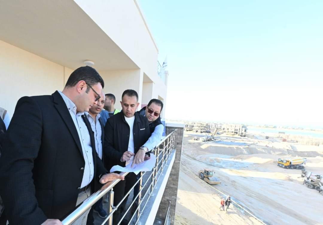 وزير الإسكان يتفقد المشروعات بمركز مارينا العلمين السياحى