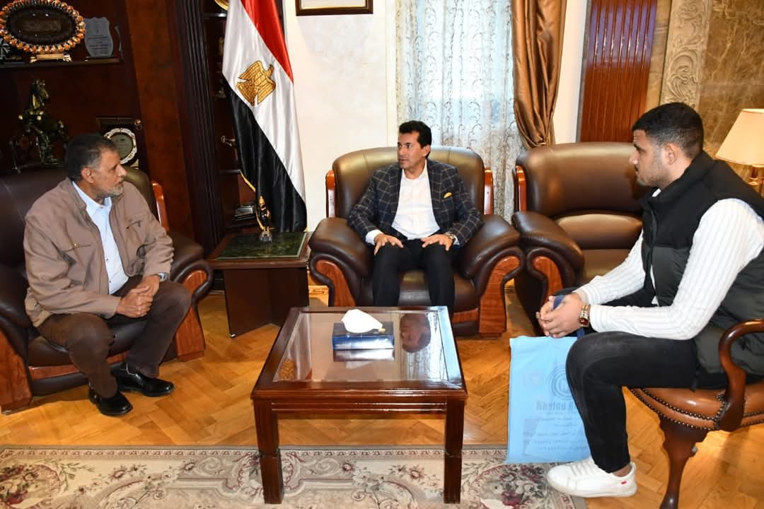 وزير الشباب والرياضة يلتقى أسرة الراحل محمد شوقى لاعب كفر الشيخ.. ويوجه بتوفير الدعم المالى لهم