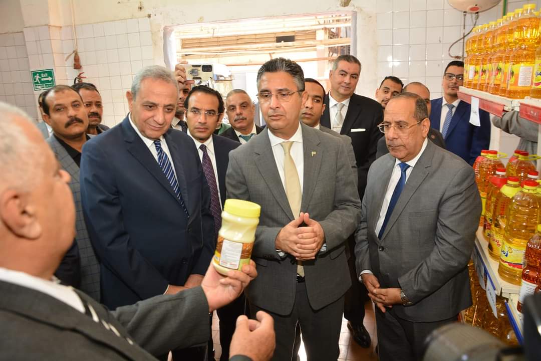 وزير التموين ومحافظ الغربية يتفقدان شركة طنطا للزيوت والصابون والمياه الطبيعية