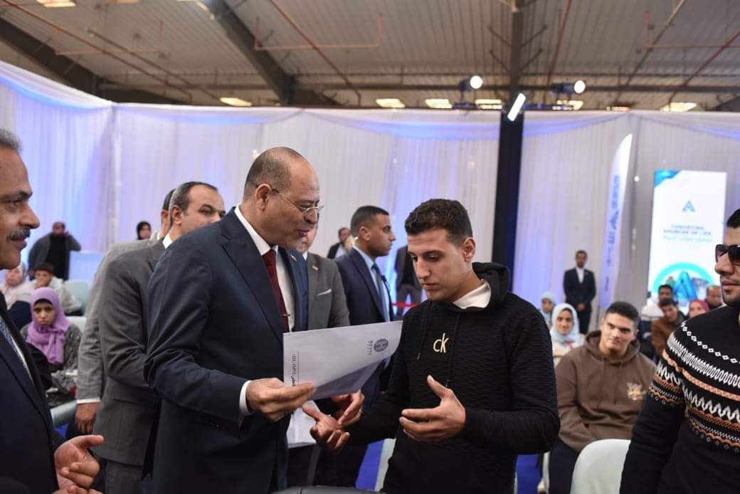 وزير العمل ومحافظ الشرقية يُسلمان عقود عمل لذوى الهمم