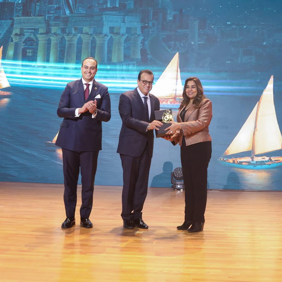 درع الهيئة العامة للرعاية الصحية.. لوزيرة التنمية المحلية