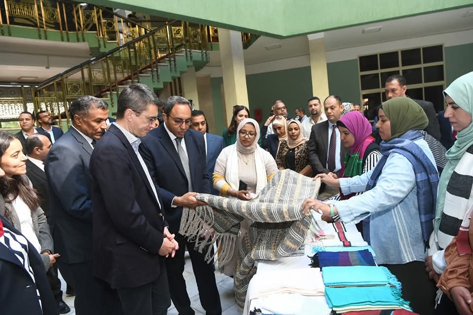 محافظ قنا والمدير الإقليمى للبنك الدولى يتفقدان المنطقة الصناعية بكلاحين قفط