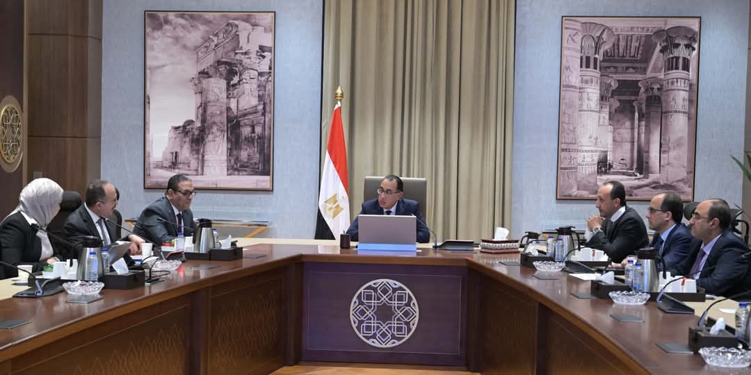 مدبولى يستعرض مع رئيس "المقاولون العرب" موقف مشروعات الشركة في الداخل والخارج