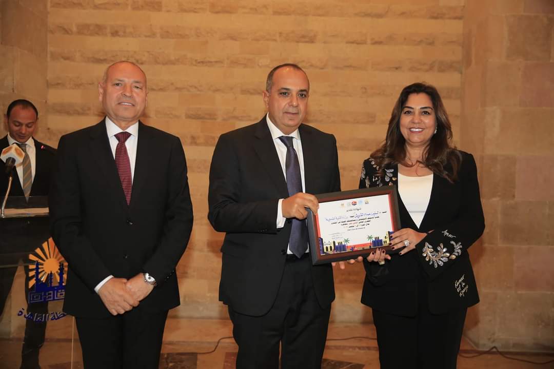 وزيرة التنمية المحلية ومحافظ القاهرة يكرمان فرق العمل المشاركة فى تنظيم المنتدى الحضرى العالمى