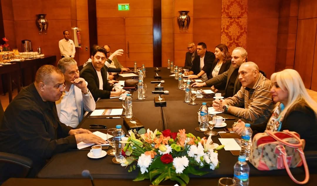 محافظ جنوب سيناء يبحث إقامة فعاليات ثقافية عالمية بشرم الشيخ