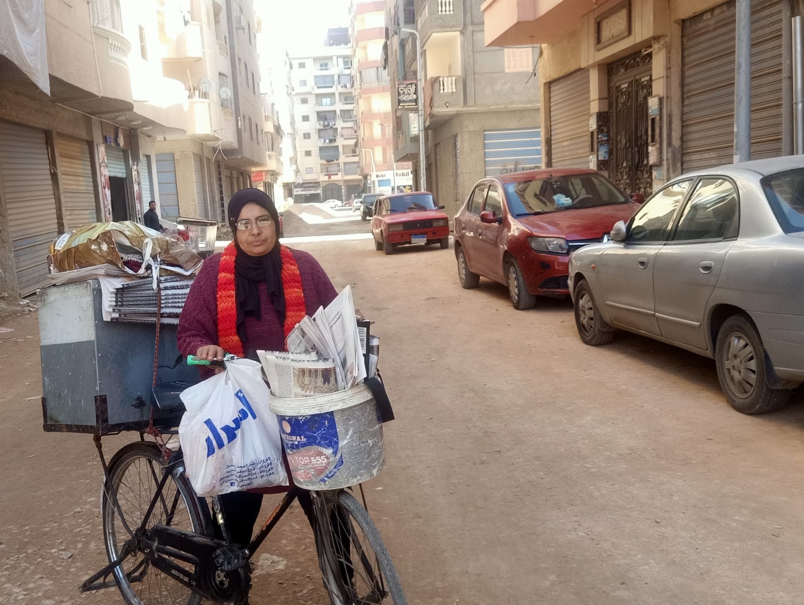 أشهر بائعة صحف بالبحيرة .. «أم منة» حكاية في «صفحة العمر»