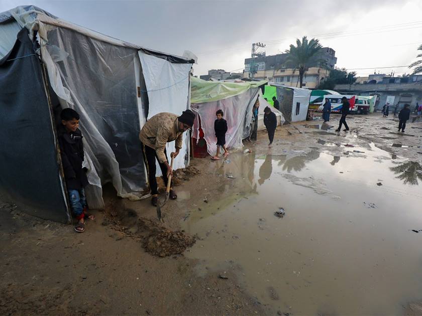 النازحون في غزة يواجهون الشتاء القارس .. في ظل ظروف إنسانية قاسية