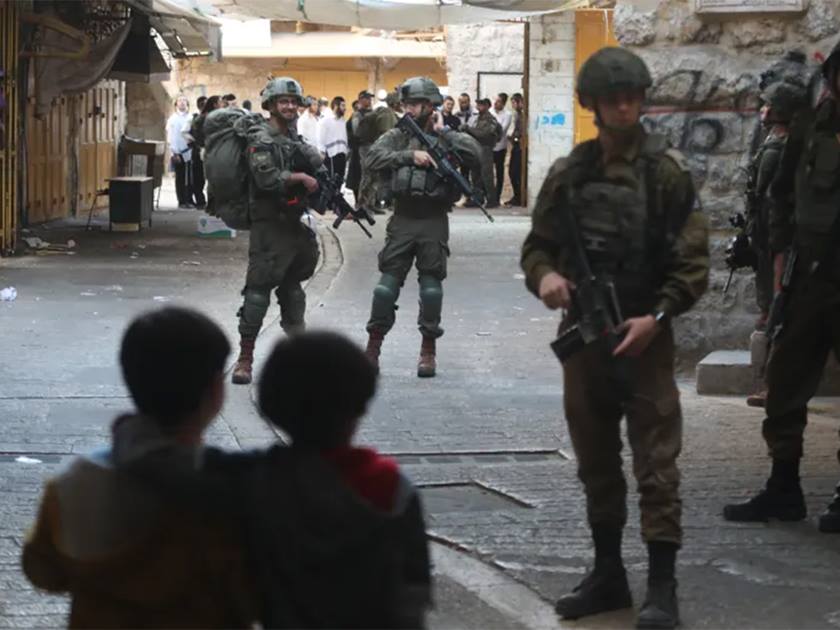 الاحتلال الإسرائيلي .. يعتقل 12 فلسطينيا من الضفة الغربية