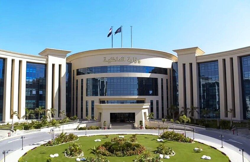 الداخلية تعلن ضبط 60 قطعة سلاح ناري متنوعة