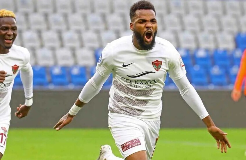 الزمالك يشكوى المهاجم الجابوني أرون بوبيندزا ل"فيفا"