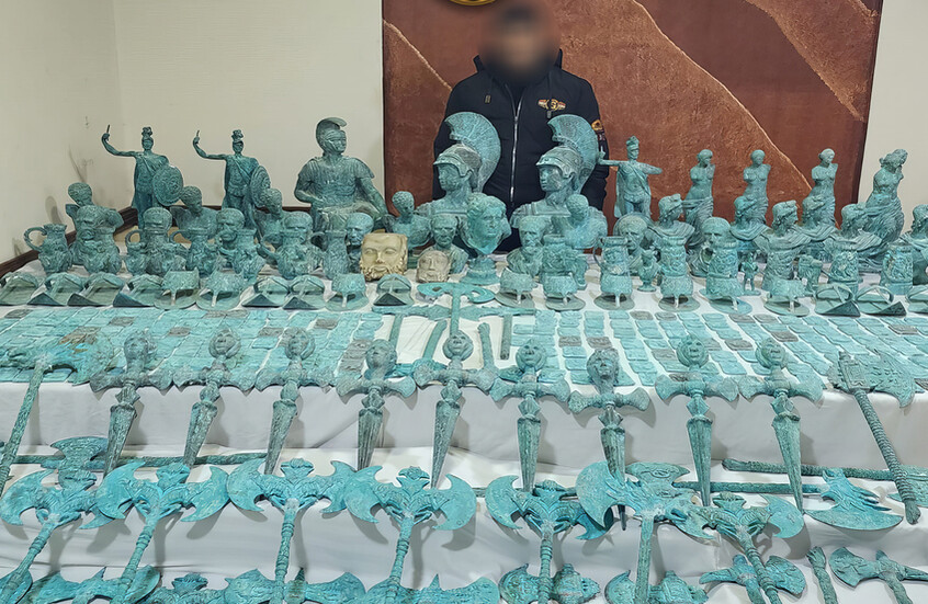 ضبط مئات القطع الأثرية.. بحوزة شخصين بالإسكندرية