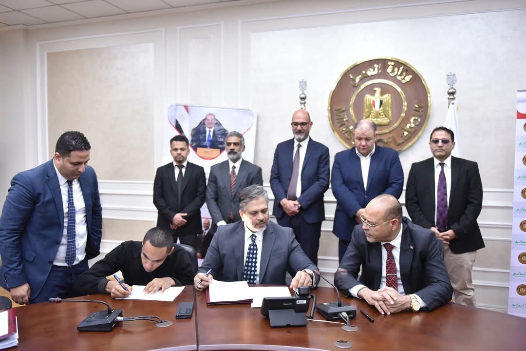 وزير العمل يُسلم عقود عمل لذوى همم للعمل بـ "شركة أسواق تجارية"