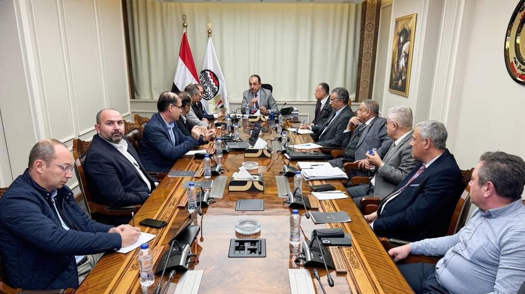 وزير قطاع الأعمال يبحث مع وفد شركة "IGSAS" التركية التعاون فى صناعة الأسمدة