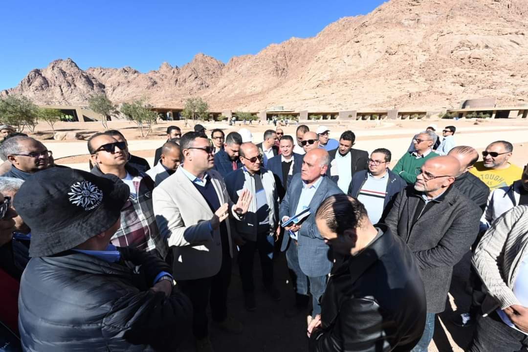 وزير الإسكان يواصل جولته بمشروع تطوير موقع التجلى الأعظم.. ويتفقد الفندق الجبلى وساحة السلام