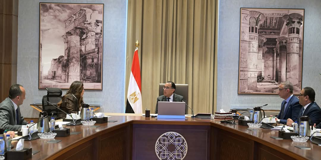 رئيس الوزراء يتابع موقف تنفيذ المشروعات والخدمات الجاري تنفيذها فى  الفيوم 