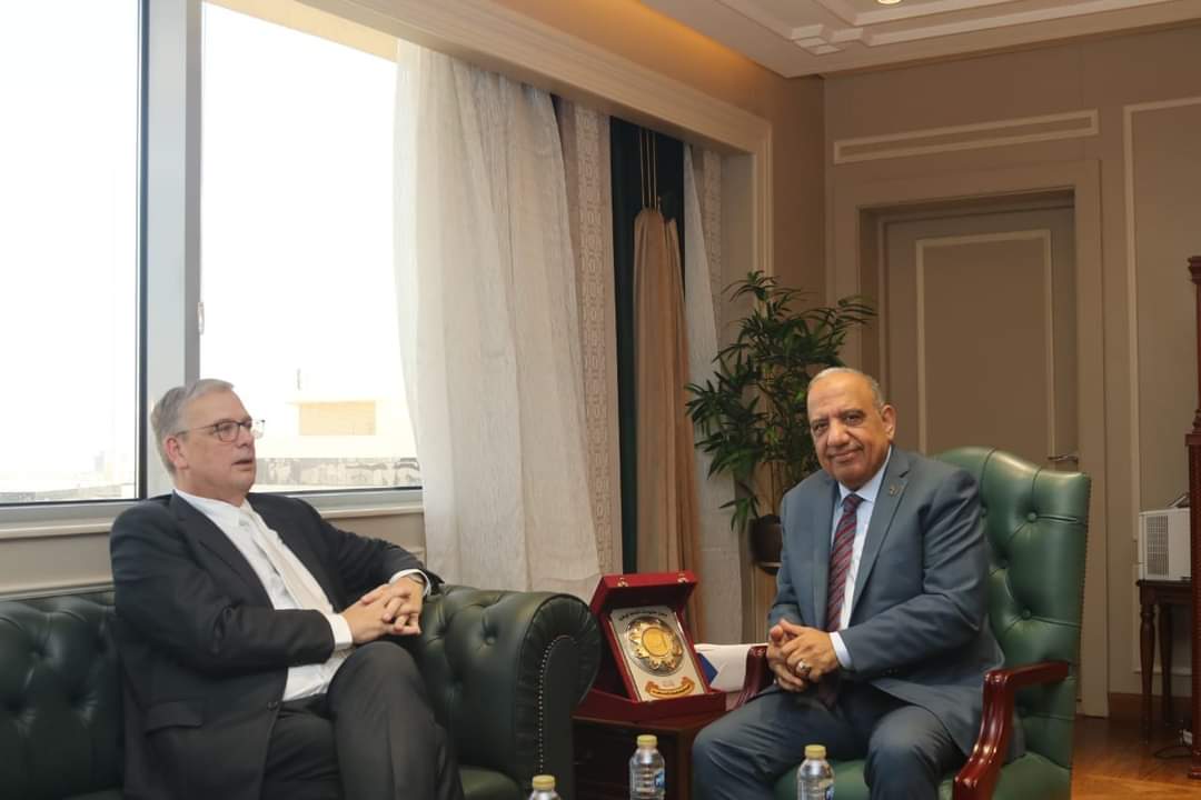 وزير الكهرباء يبحث مع سفير هولندا تعزيز فرص الشراكة والتعاون فى مختلف المجالات