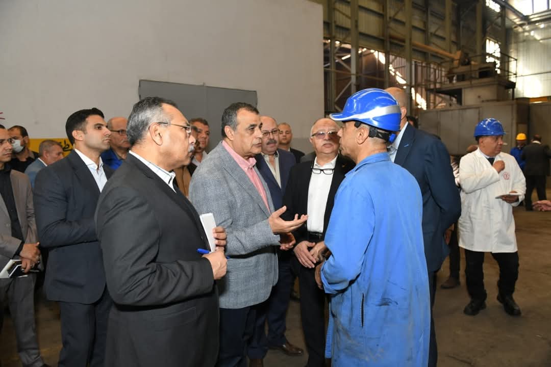 "وزير الإنتاج الحربى" يتفقد "حلوان للصناعات الهندسية" لمتابعة سير العملية الإنتاجية