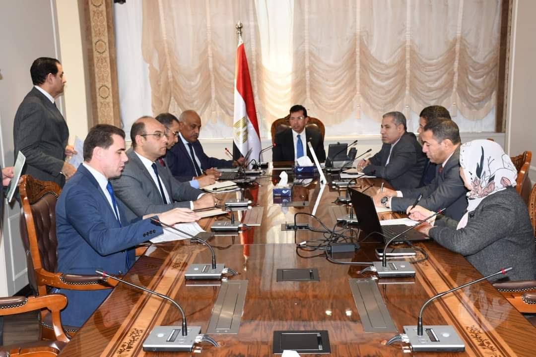 وزير الرياضة يبحث المراجعة الشاملة لمراكز الشباب من حيث التشغيل والتطوير