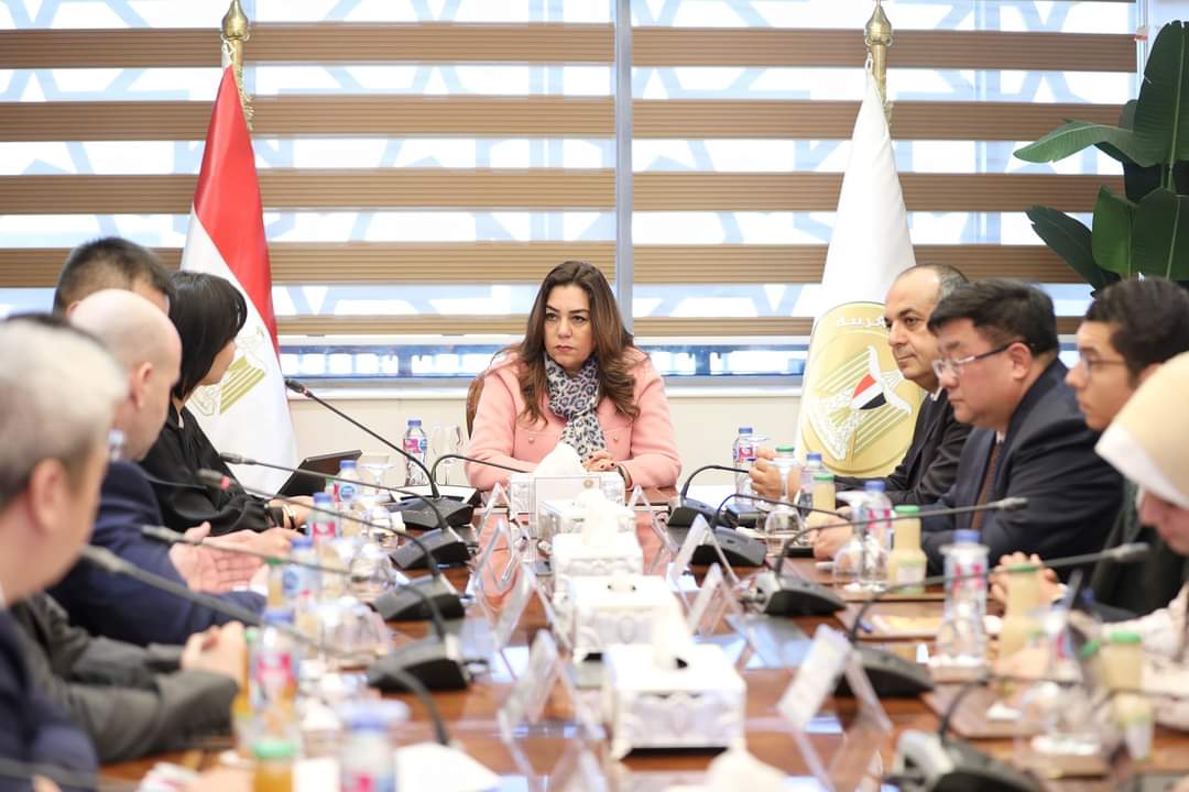 وزيرة التنمية المحلية تبحث مع مؤسسة رجال الأعمال المصريين الصينيين التعاون المشترك 