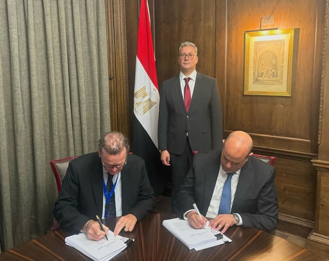 وزارة البترول توقع مع شركة أنجلوجولد أشانتى على مشروع مسودة اتفاقية البحث عن خام الذهب