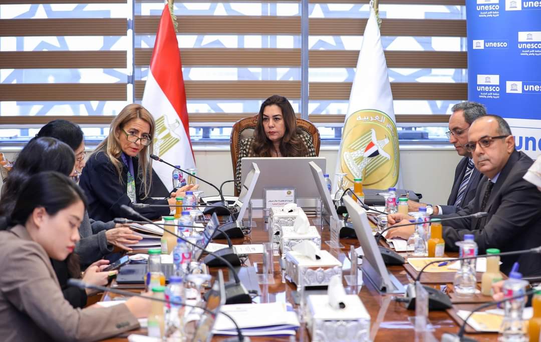 وزيرة التنمية المحلية ومديرة مكتب اليونسكو بالقاهرة يجتمع مع  المحافظين لتعريفهم بشبكة المدن المبدعة 