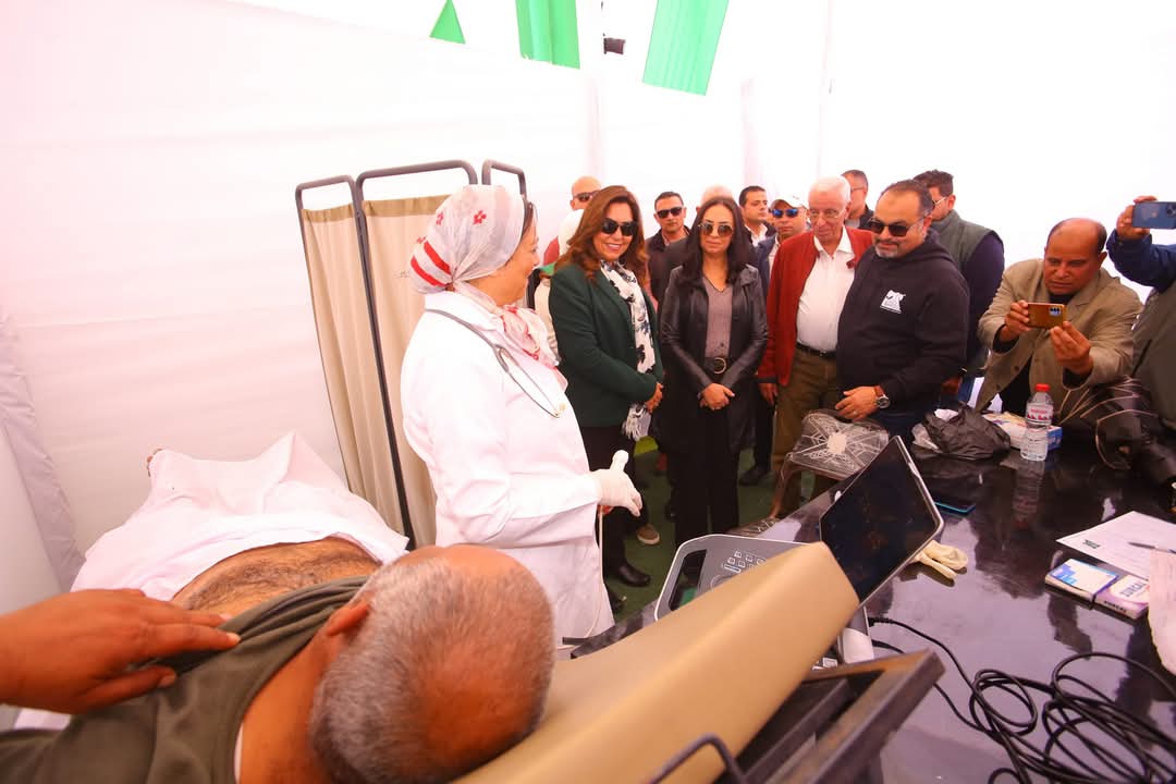 وزيرة التضامن تتفقد القافلة الطبية الشاملة بقرية الروضة فى شمال سيناء
