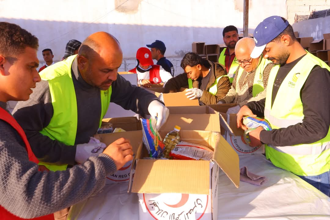 وزيرة التضامن تتفقد المركز اللوجستى والمخزن الجمركى للهلال الأحمر المصرى بالعريش