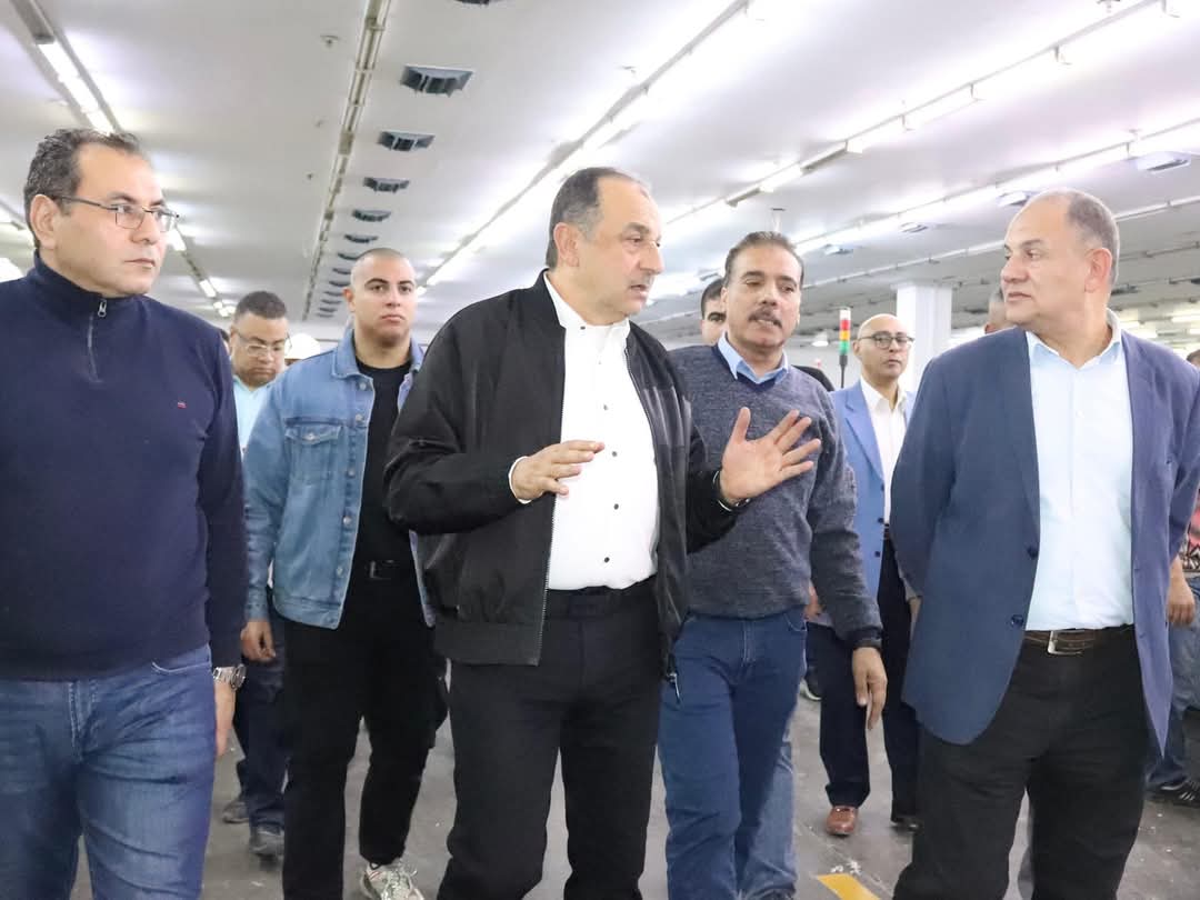 وزير قطاع الأعمال يطمئن على العمل بشركة "غزل المحلة"