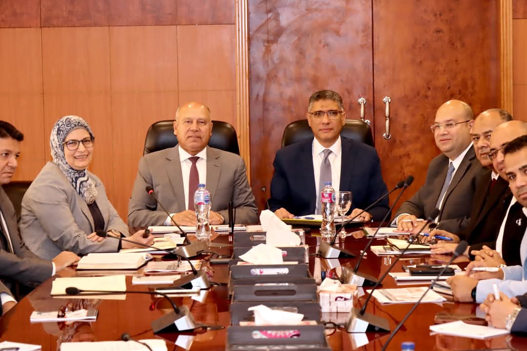 الوزير يبحث مع محافظ ومستثمري الجيزة تحديات المناطق الصناعية وسبل حلها