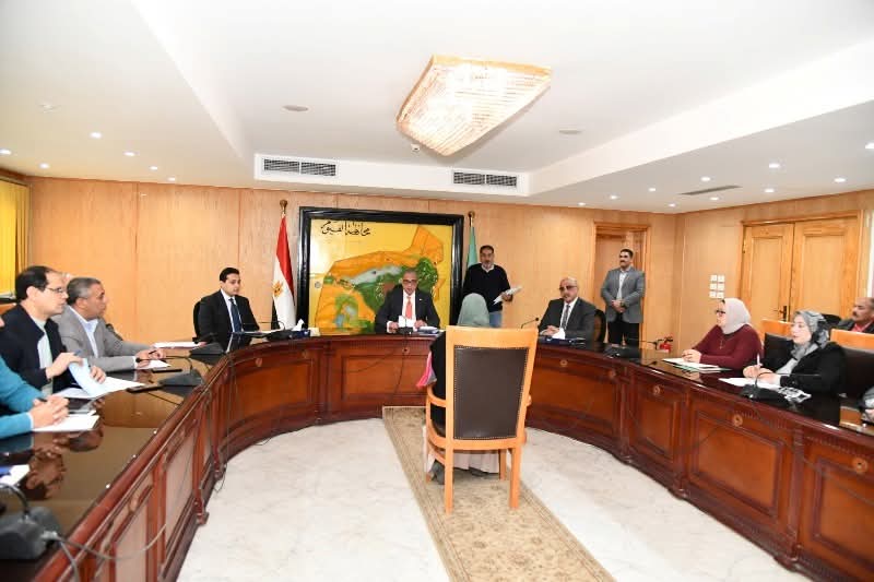 محافظ الفيوم يوجه بتوفير مساعدات مالية ومعاش تكافل وكرامة للأسر الأولى بالرعاية