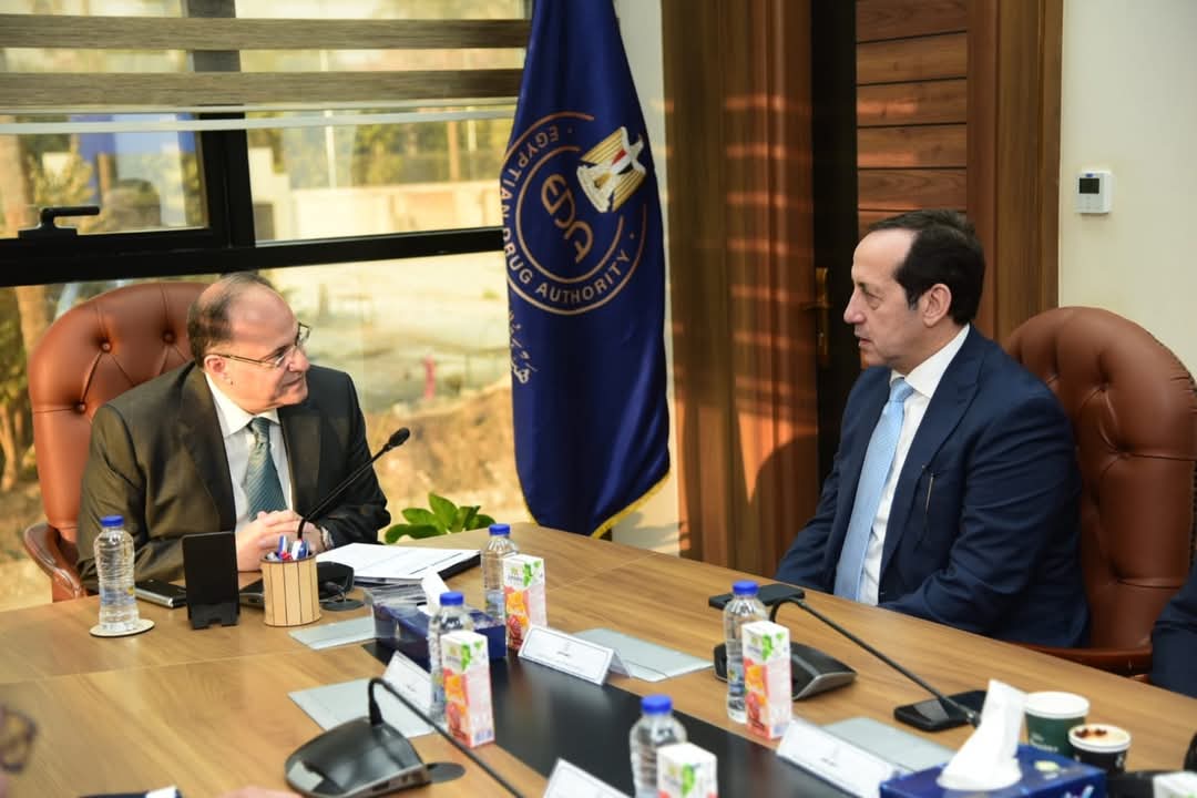 الغمراوى يبحث مع مسئولى شركتى نوفارتس وأبوت العالميتين.. توطين صناعة الدواء