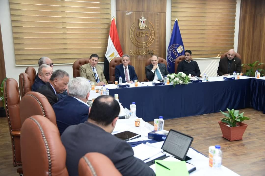 رئيس هيئة الدواء يبحث التحديات التى تواجه الشركات مع جهاز الدمغة الطبية