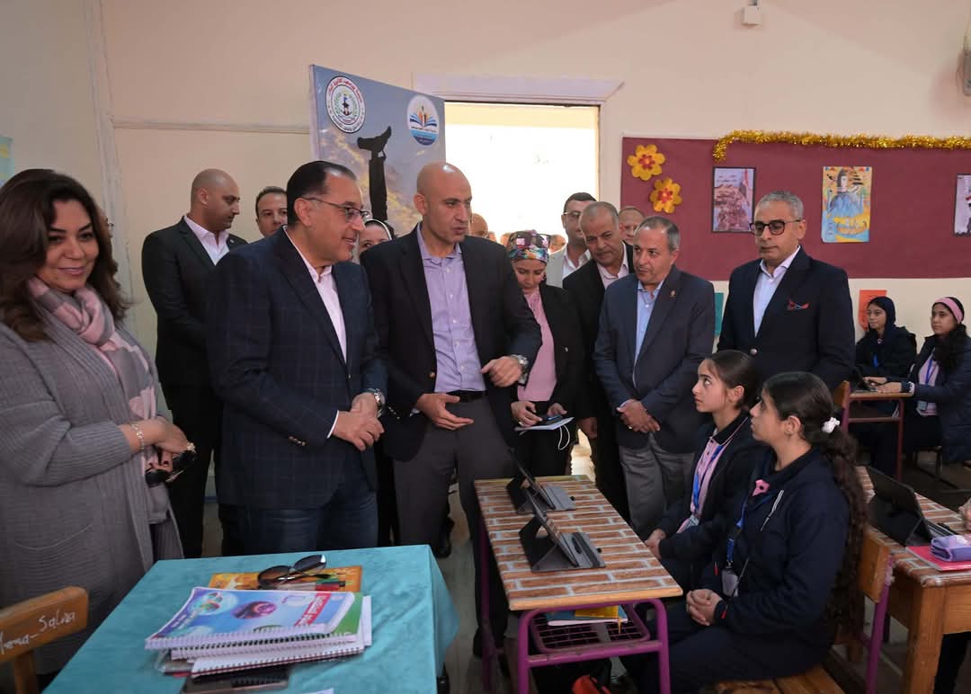 رئيس الوزراء يطمئن على انتظام العملية التعليمية بمدرسة بورسعيد الثانوية بنات