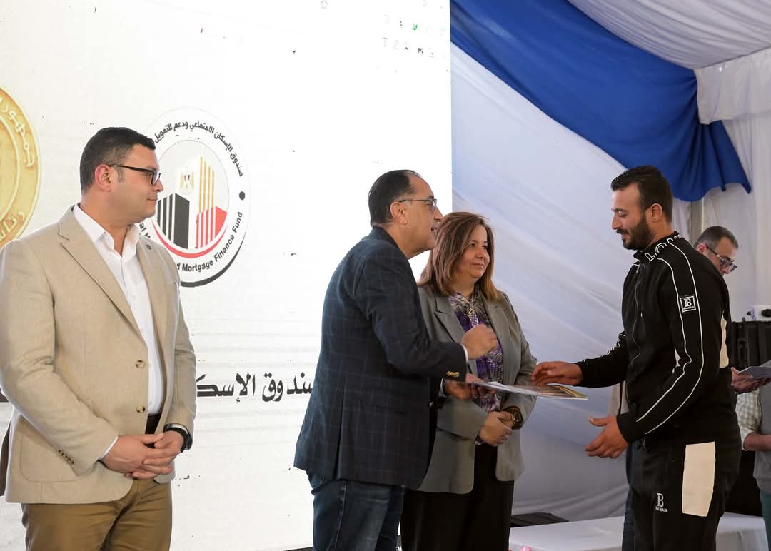 رئيس الوزراء يُسلم عدداً من عقود الوحدات السكنية لمستحقيها ببورفؤاد 