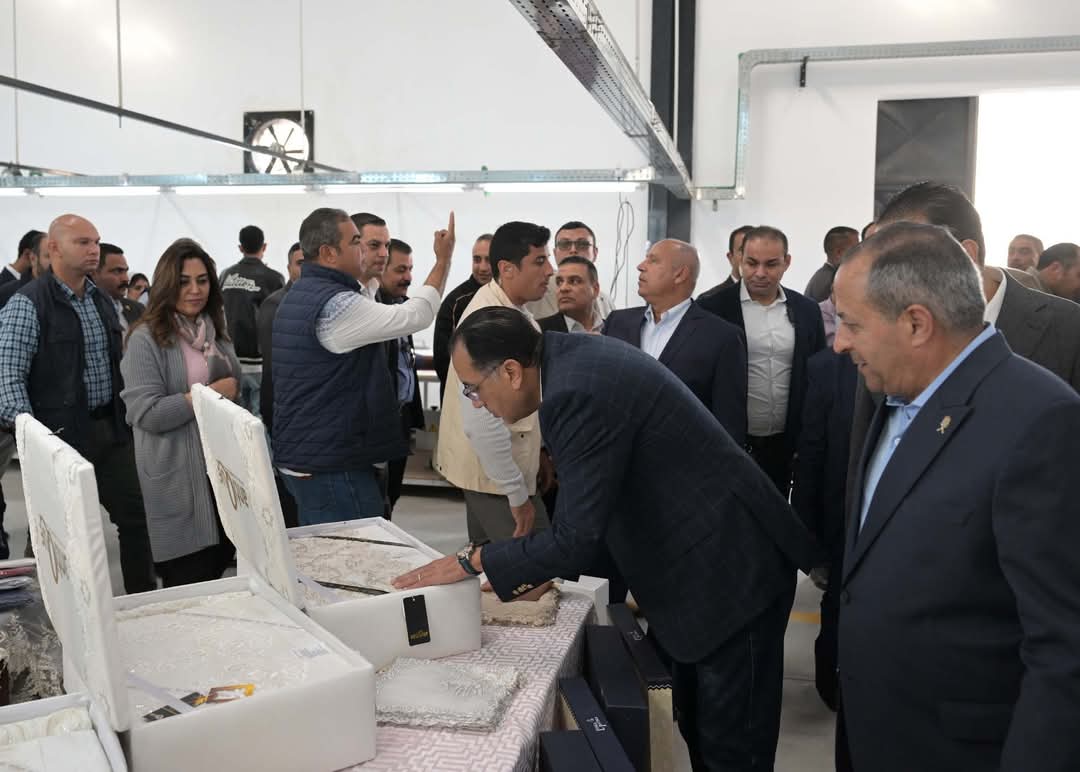 رئيس الوزراء يتفقد مصنعين للملابس الجاهزة والمفروشات بالمنطقة الصناعية جنوب بورسعيد