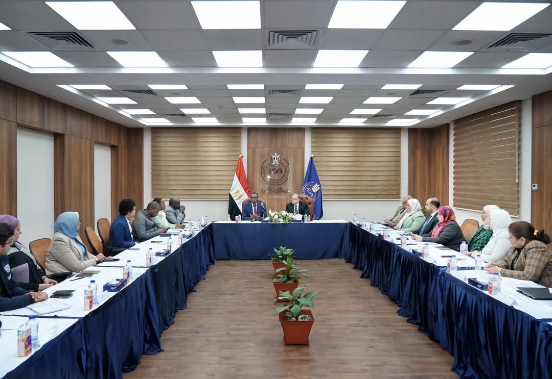 رئيس هيئــة الـدواء يبحـث آليات تعزيـــز التعـاون مع وفــد المركز الإفريقى لمكافحة الأمراض والوقاية منها