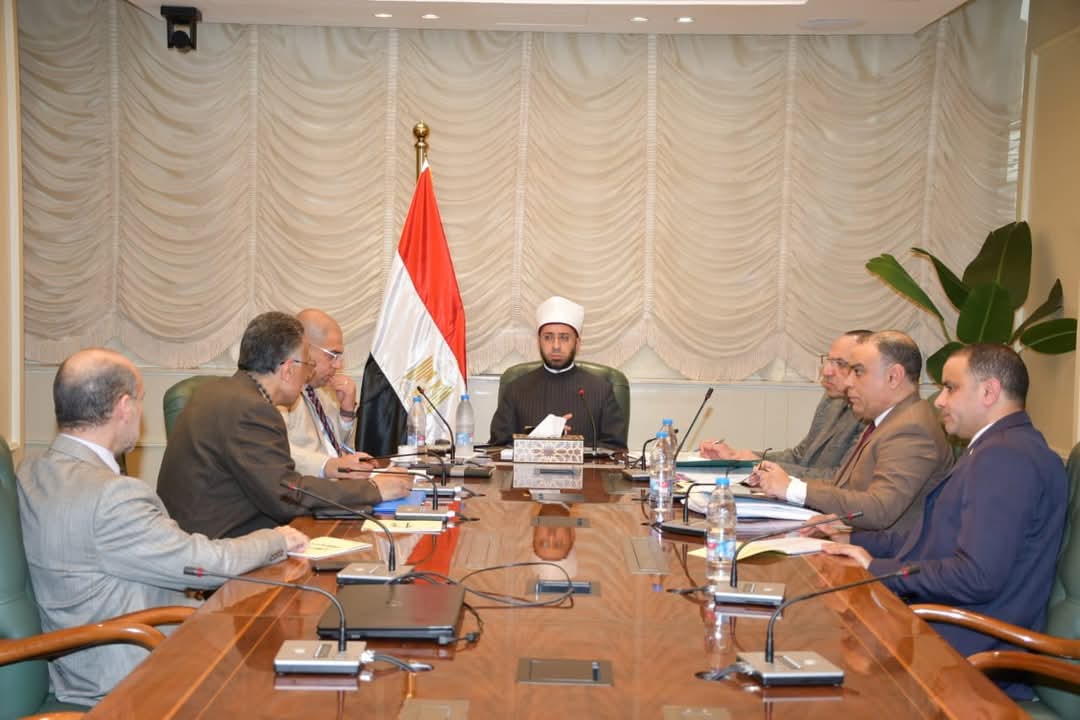 وزير الأوقاف يبحث سبل تطوير الخدمات الطبية وتعزيز الأداء الإداري بمستشفى الدعاة
