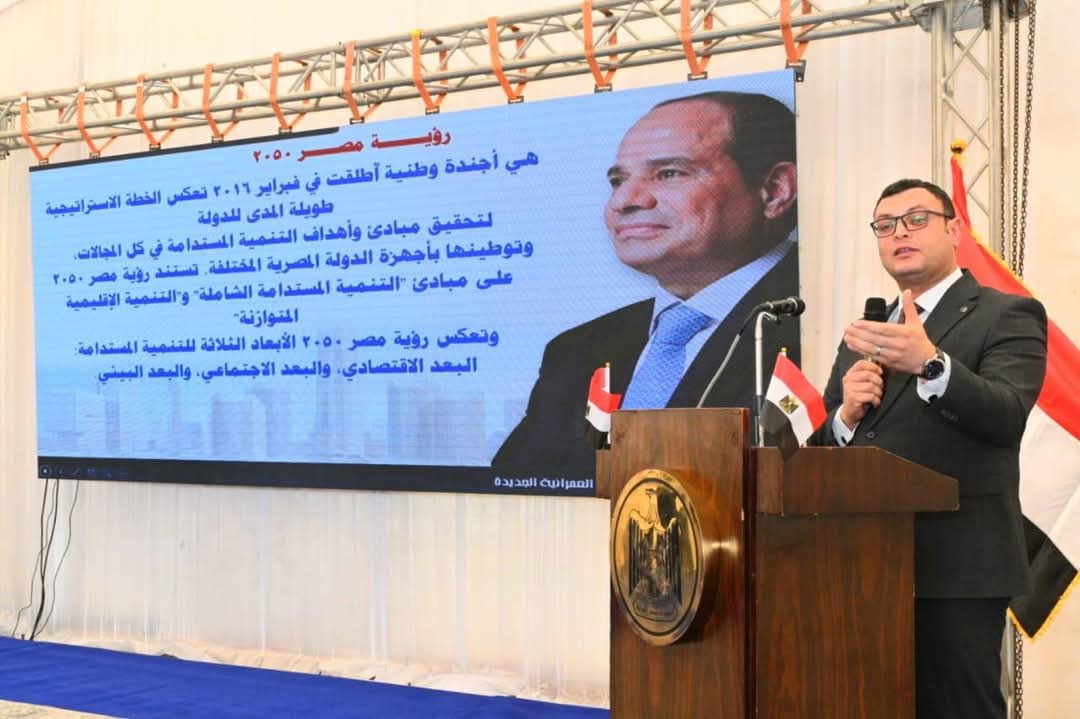 وزير الإسكان يسلم عدداً من محاضر استلام الأراضى المضافة لمدينة العبور الجديدة لمستحقيها