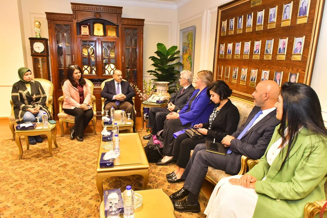 محافظ أسيوط يستعرض مع وفد الإتحاد الأوروبى الفرص الإستثمارية - الخبر لايف