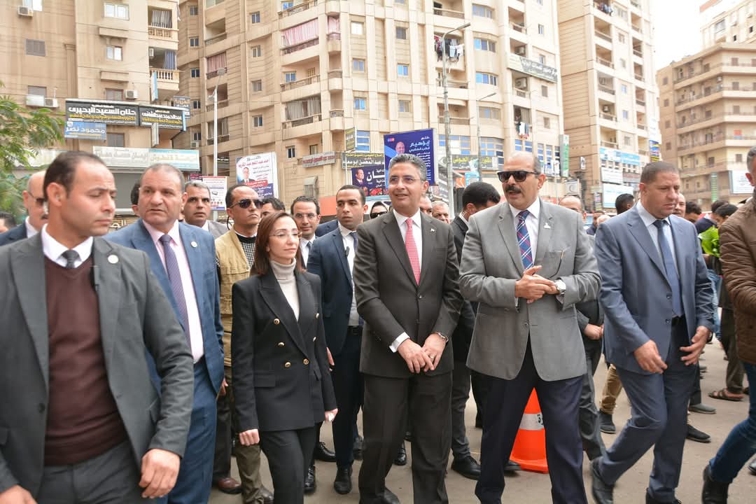 وزير التموين ومحافظ البحيرة يتفقدان مشروع سيارات شباب الخريجين.