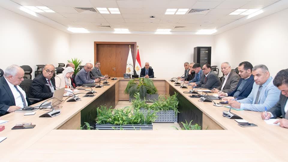 وزير الرى يتابع موقف إيراد نهر النيل والموقف المائى خلال موسم الزراعات الشتوية