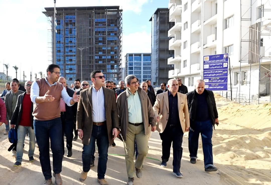 وزير الإسكان يتفقد اللمسات النهائية لأنظمة التشغيل بأبراج المنطقة الشاطئية.. ويتجول بـ"كمبوند مزارين" بالعلمين الجديدة