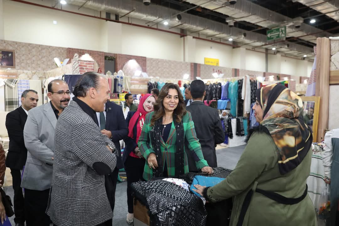 وزيرة التنمية المحلية تتفقد جناح برنامج تنمية الصعيد ومنصة " أيادى مصر"