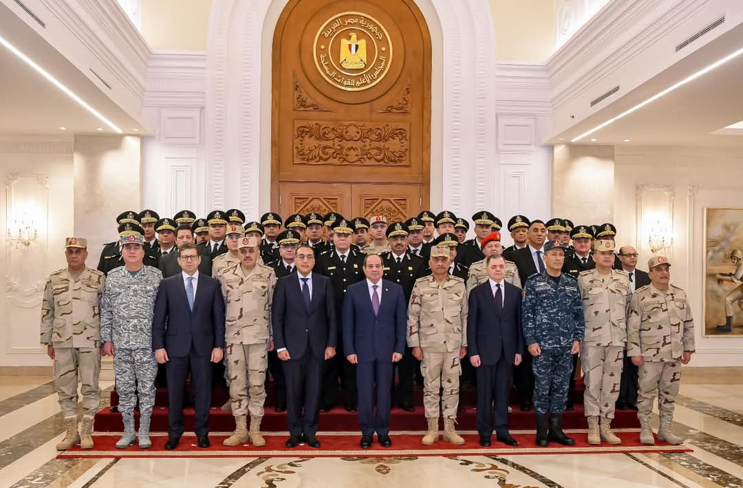الرئيس خلال لقائه قادة الجيش والشرطة:مصر تمتلك القدرة والقوة للحفاظ على أمن وسلامة مقدرات شعبها