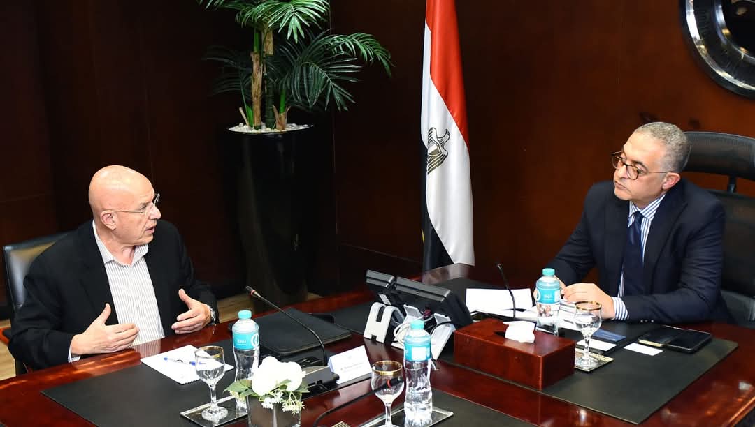 أكبر منتج للأقمشة المصبوغة والقمصان فى العالم يبحث إنشاء مصنع بمصر - الخبر لايف