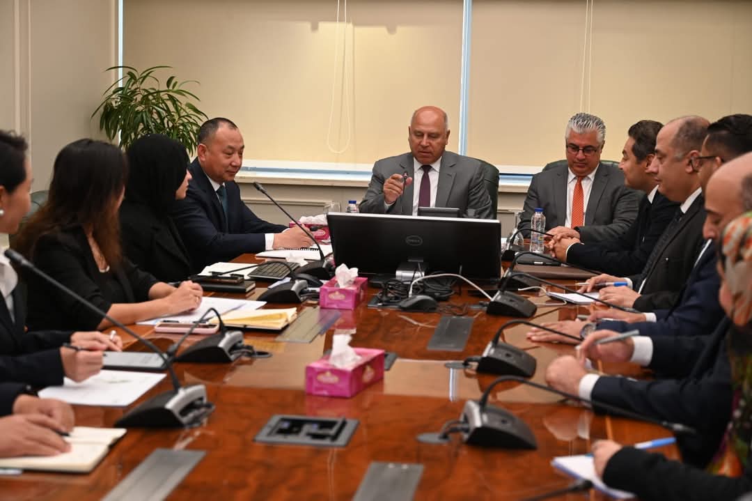 وزير الصناعة يبحث إنشاء المجمع الصناعى المتكامل.. بالسخنة