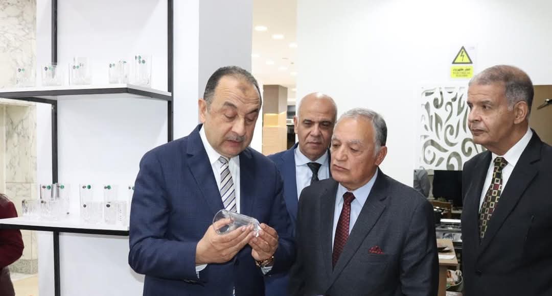 وزير قطاع الأعمال يتفقد فرع "عمر أفندى" بميدان روكسى  بعد تطويره