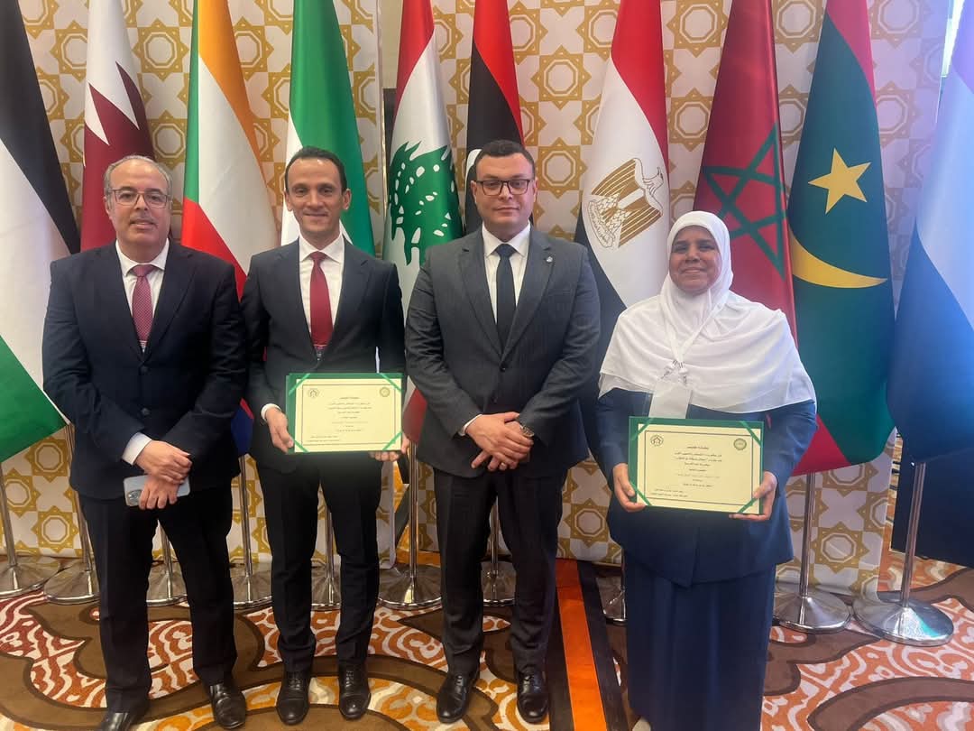 وزير الإسكان يتسلم جائزة فوز مشروع "روضة السيدة" كأفضل المشروعات السكنية المُنَفذَة.. عربياً 