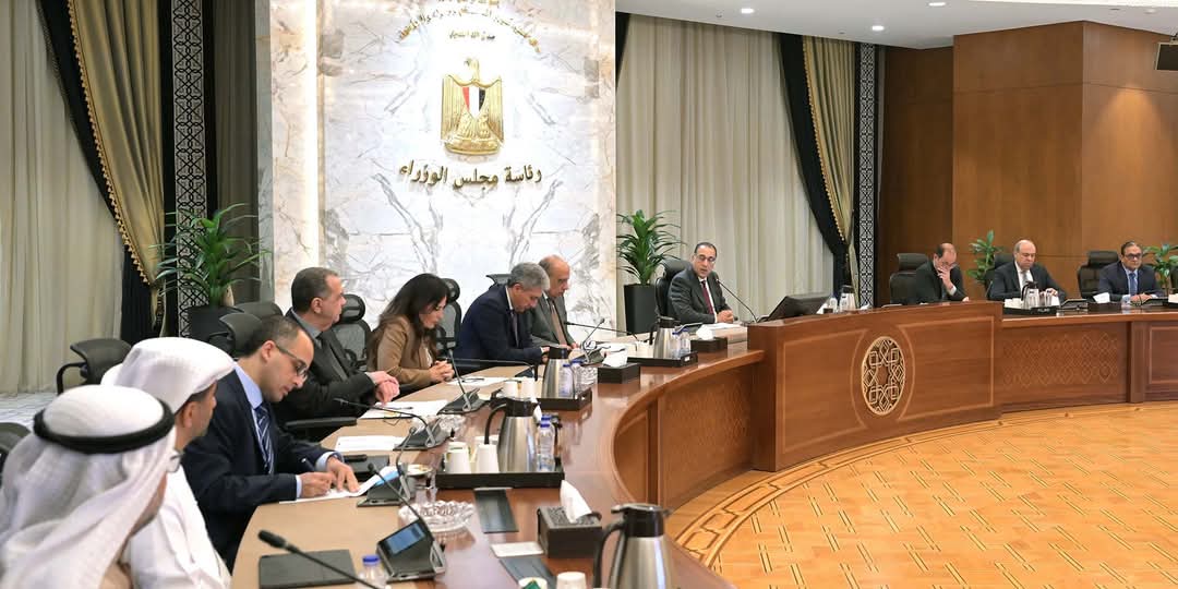 رئيس الوزراء يلتقى عدداً من مسئولى الشركات الإماراتية لمناقشة المشروعات الإستثمارية
