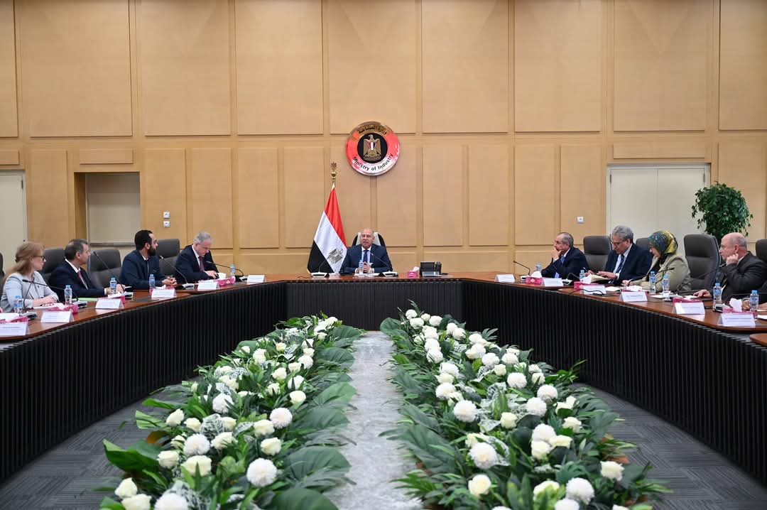 وزير الصناعة يبحث مع نظيره البيلاروسى ووفود 5 شركات توطين الصناعات الهامة بمصر